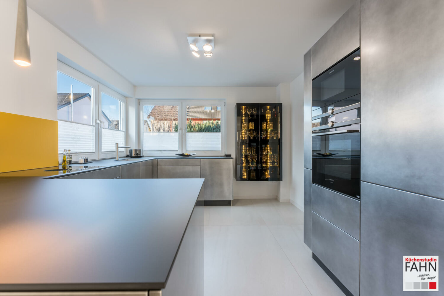 Häcker Design U-Küche grifflos Industriestrahl