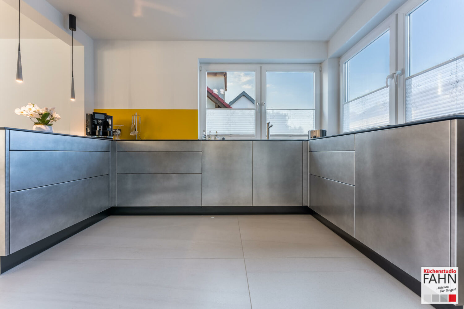 Häcker Design U-Küche metallic Stahl