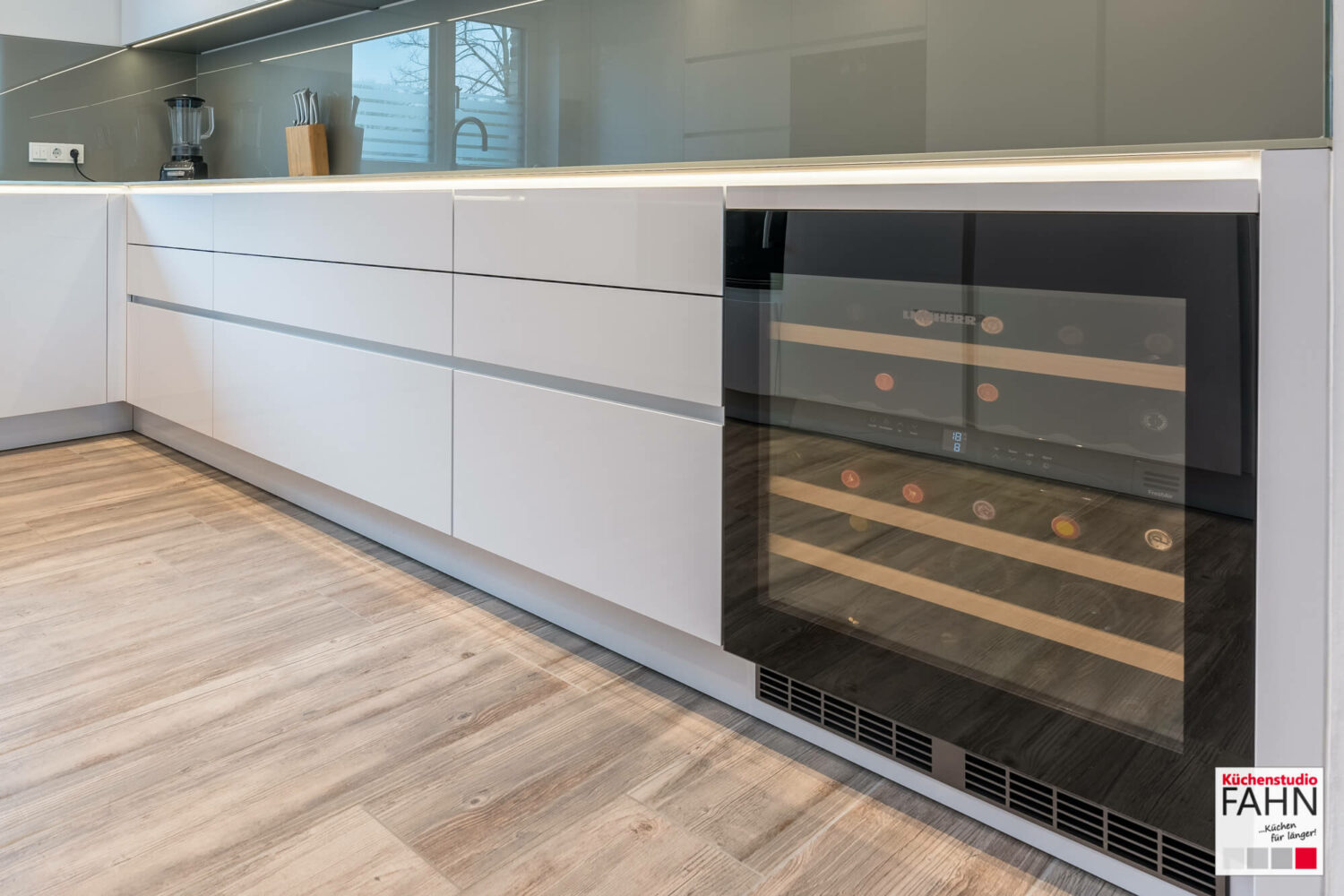 Häcker Design U-Küche mit Liebherr Weinkühlschrank