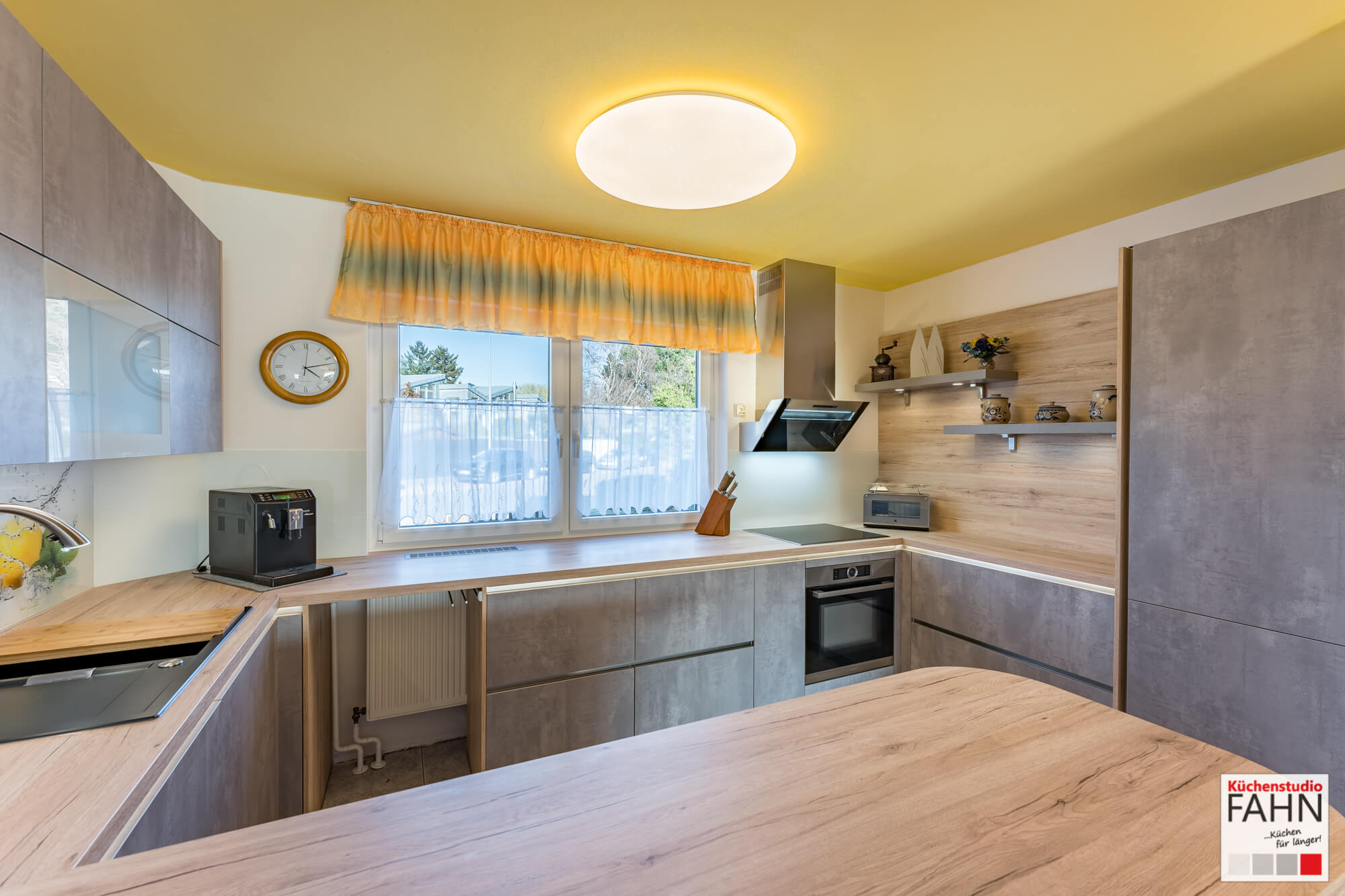 Häcker Designküche G-Form grifflos beton grau