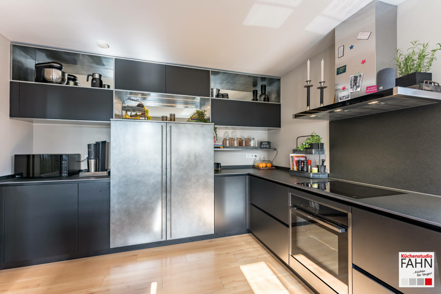 Häcker Designküche L-Form schwarz mit Leicht Front Laika