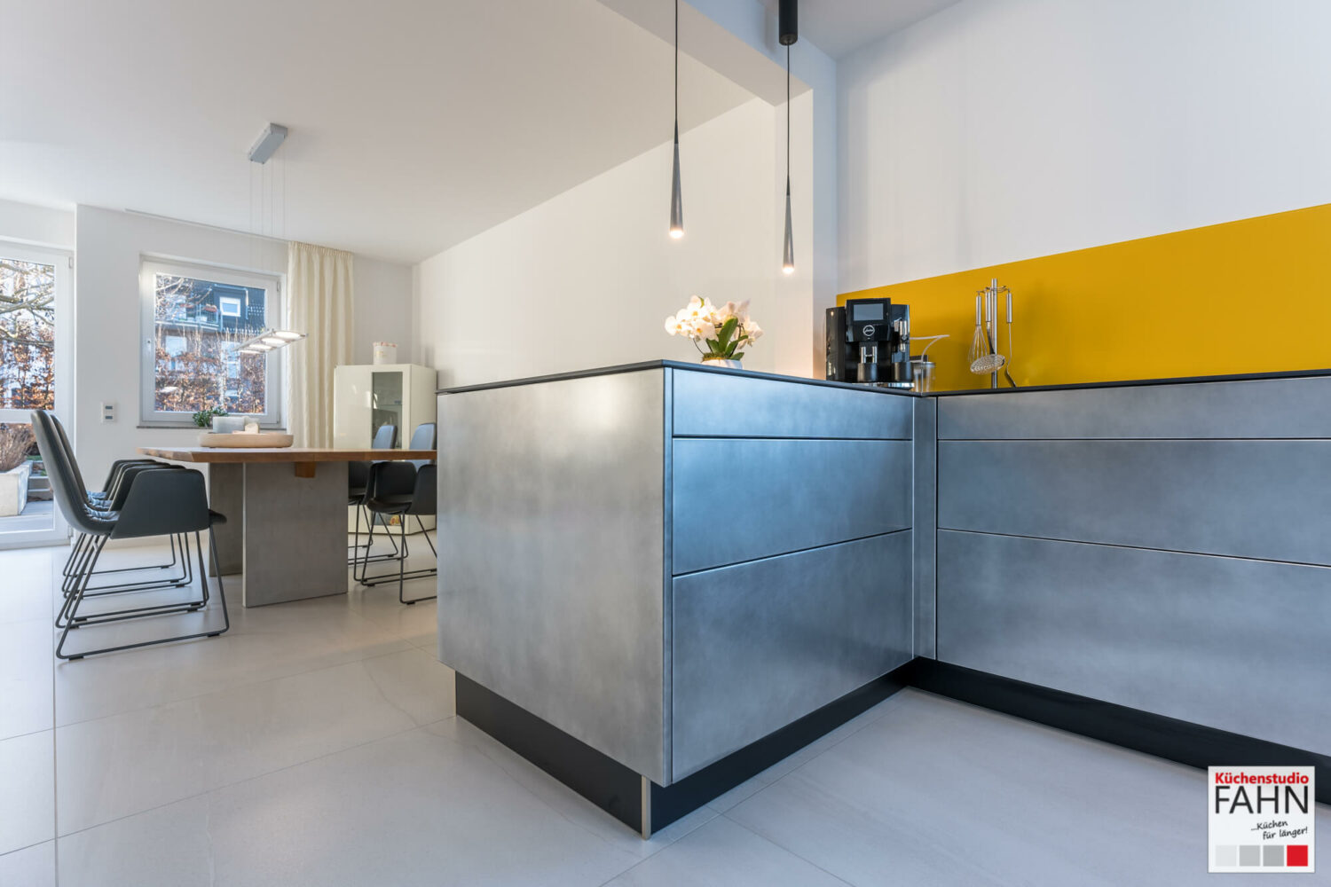 Häcker Designküche U-Form grifflos metallic