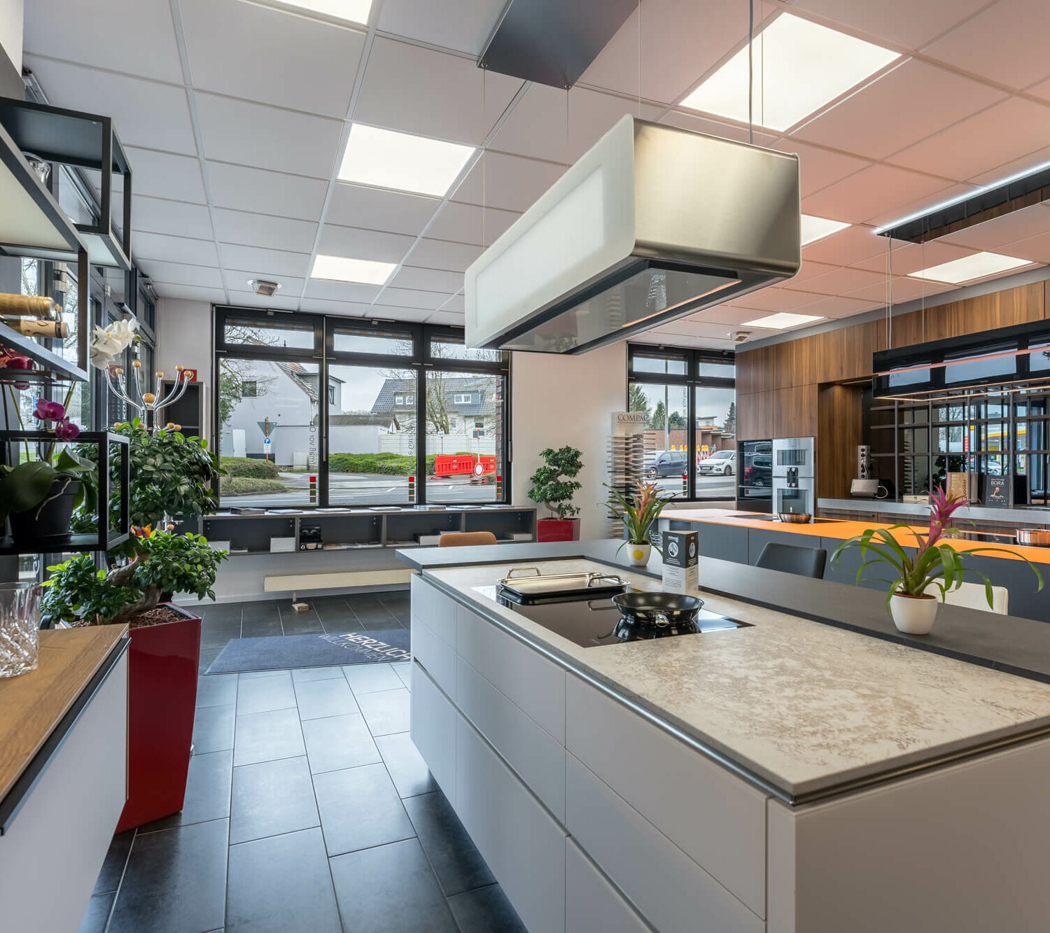 Häcker Designküche mit Kücheninsel grifflos und E-Geräten