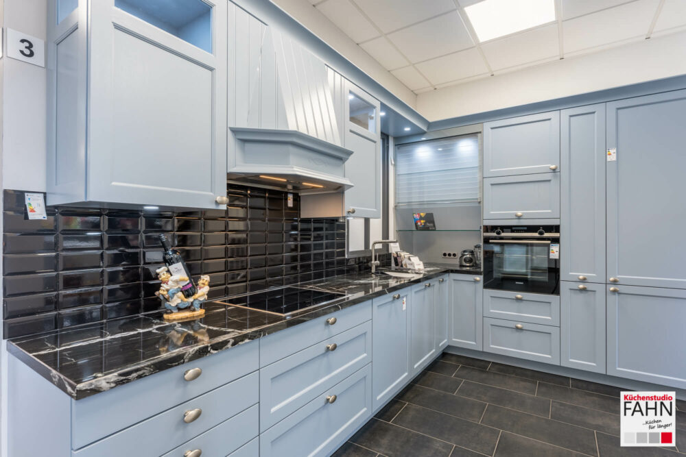 Häcker L-Form Landhausküche Esche achatblau