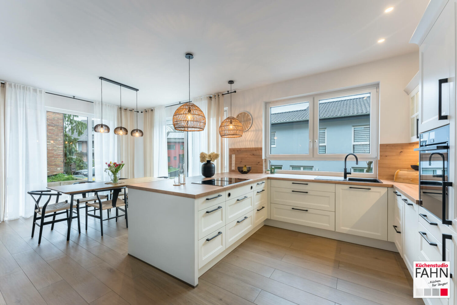 Häcker Landhausküche U-Form weiß mit Quooker