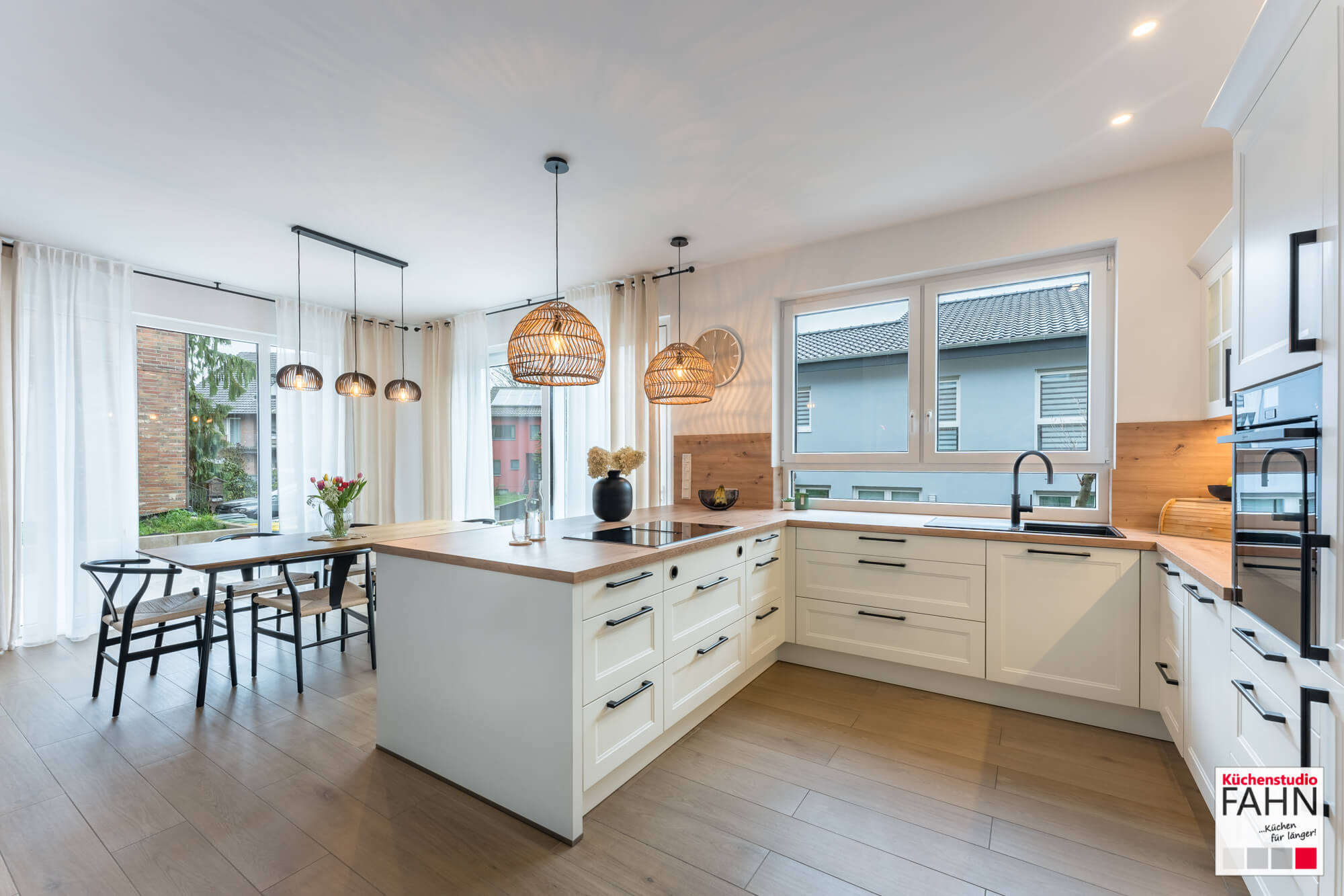 Häcker Landhausküche U-Form weiß mit Quooker