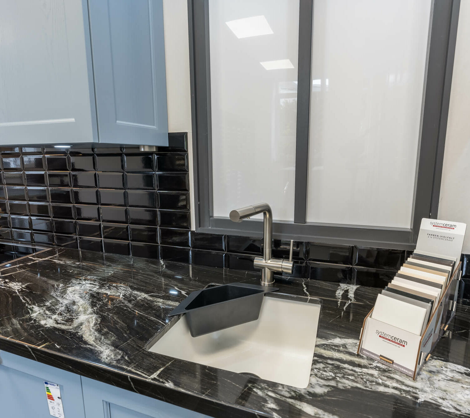 Häcker Landhausküche mit Naturstein Arbeitsplatte schwarz