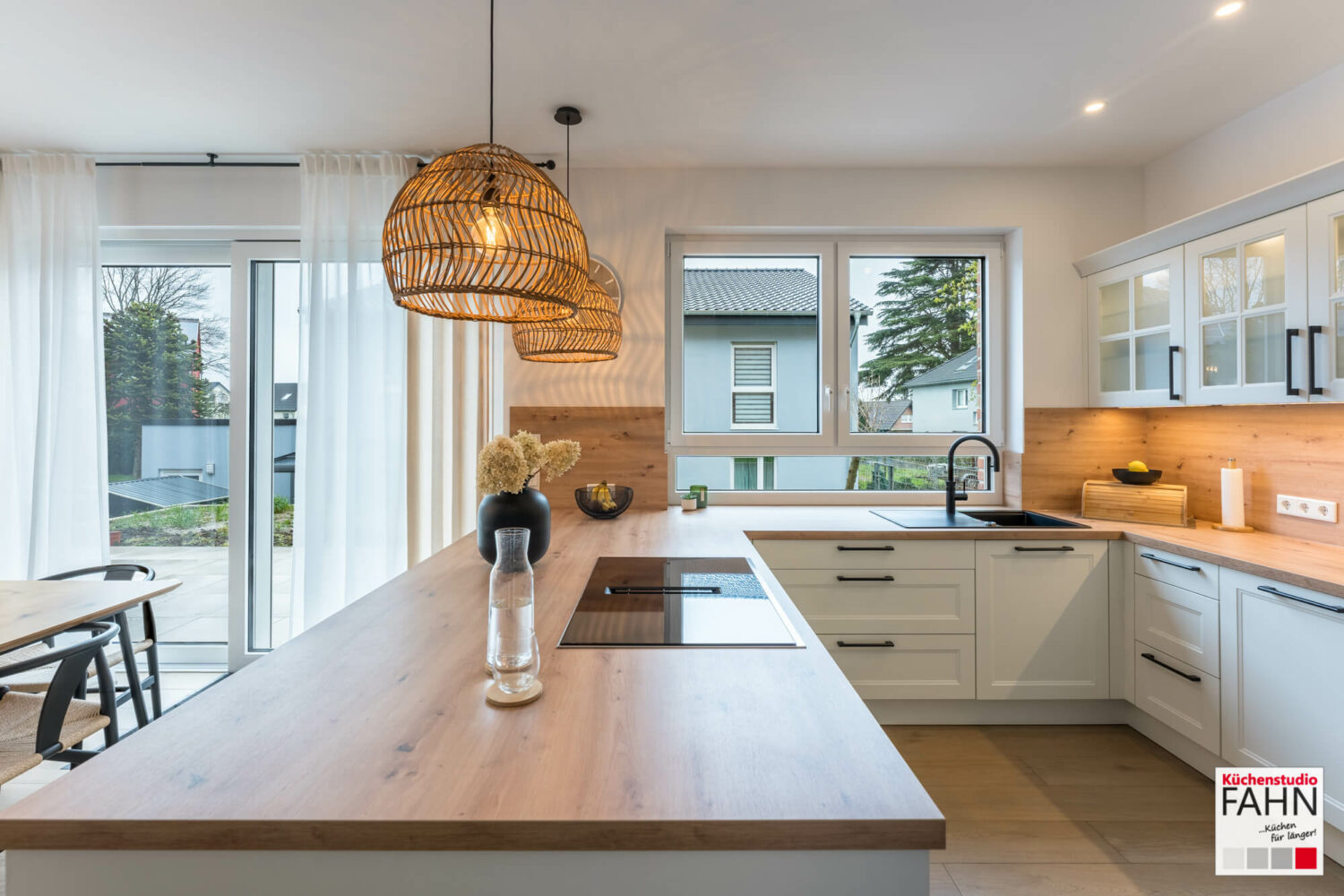 Häcker moderne Landhausküche U-Form weiß