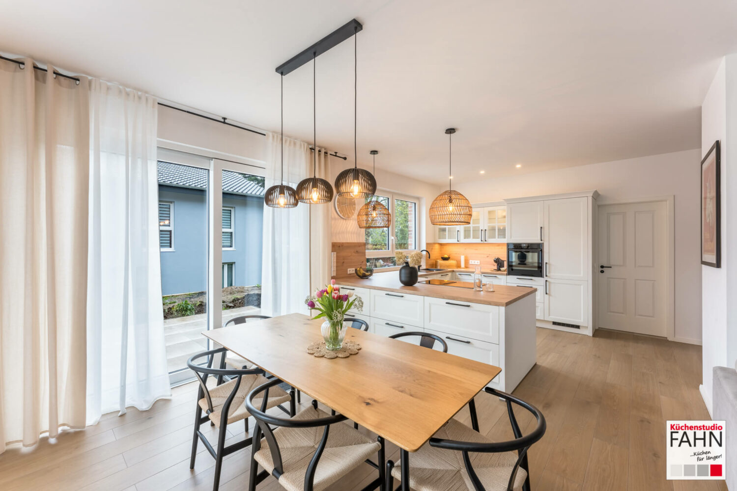 Küchenbeleuchtung Häcker moderne Landhausküche U-Form weiß mit Essbereich