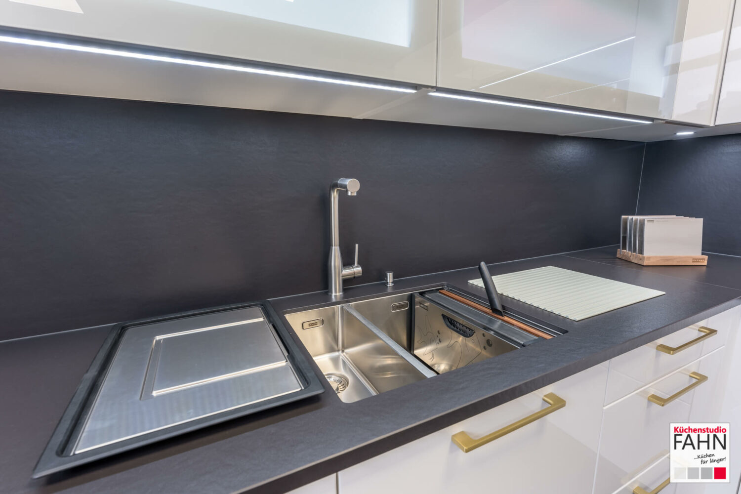 Häcker moderne U-Form Küche mit Edelstahl Küchenspüle