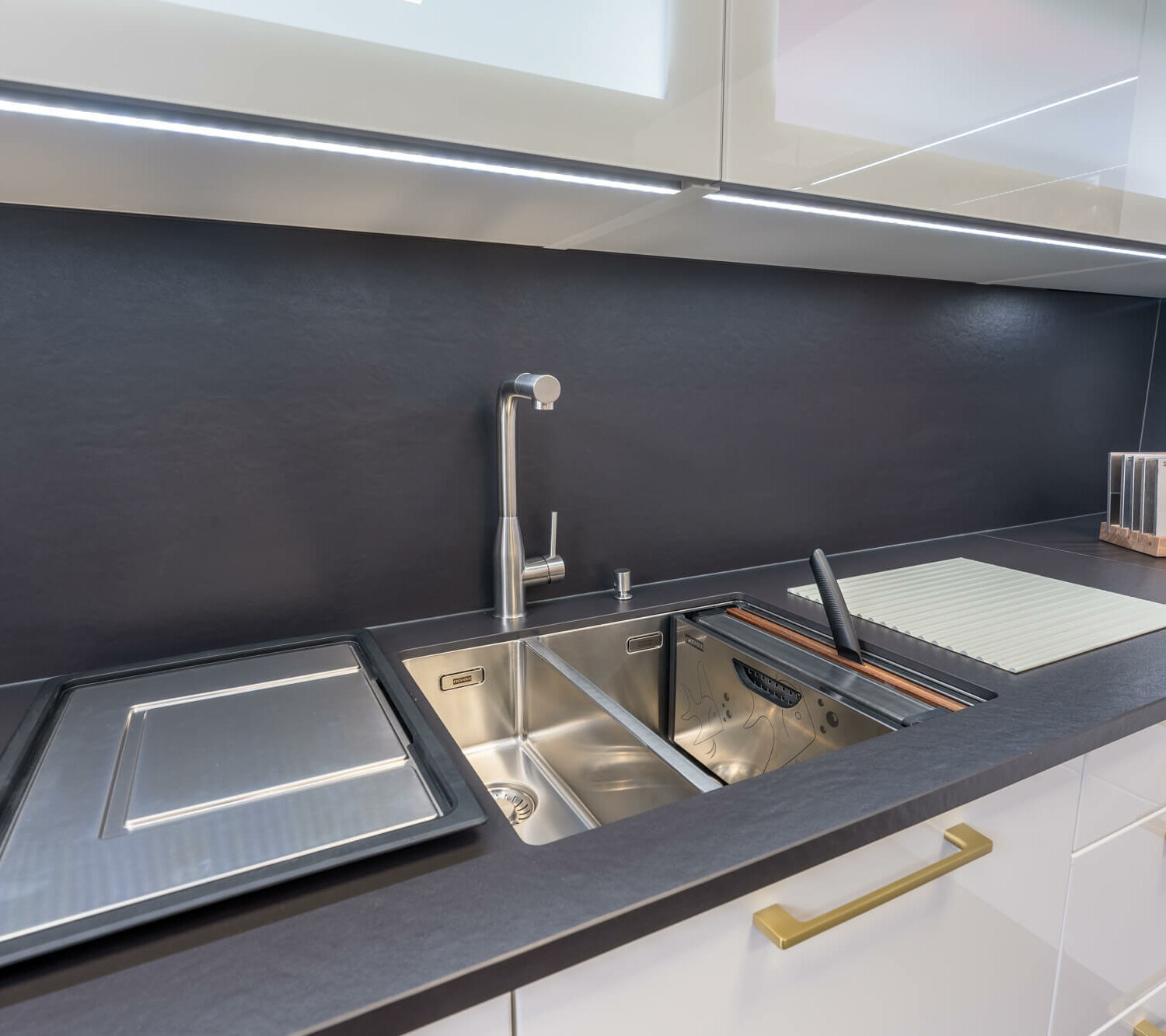Häcker moderne U-Form Küche mit Edelstahl Küchenspüle