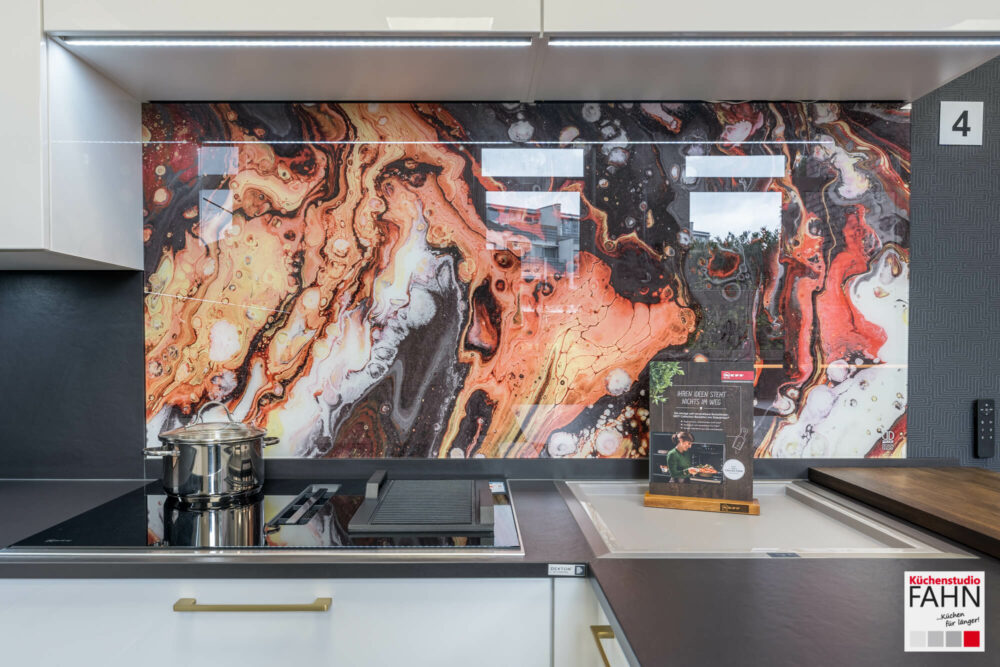 Häcker moderne U-Küche mit Glasrückwand bedruckt