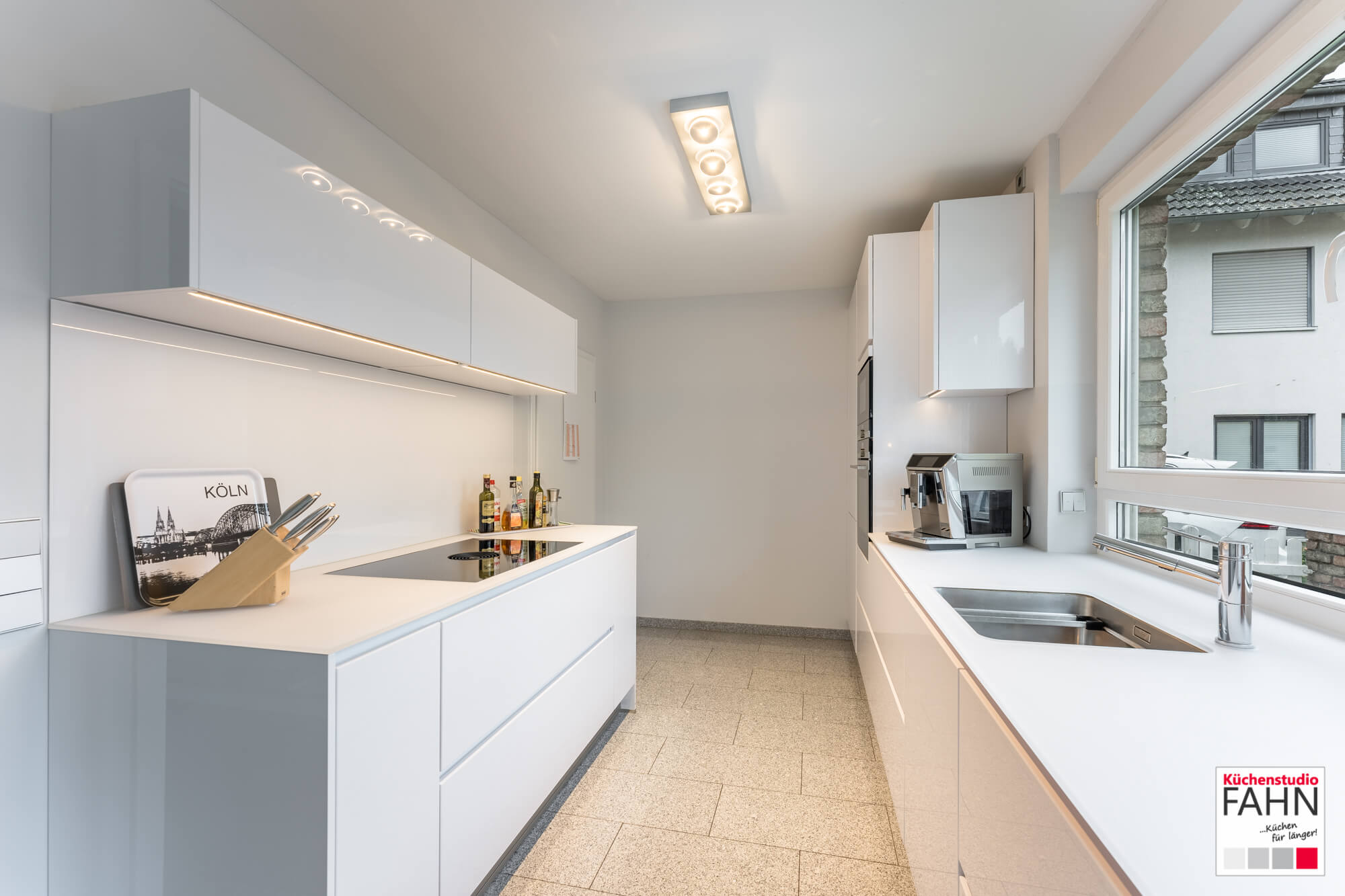 Häcker zweizeilige Design Küchenzeile weiß