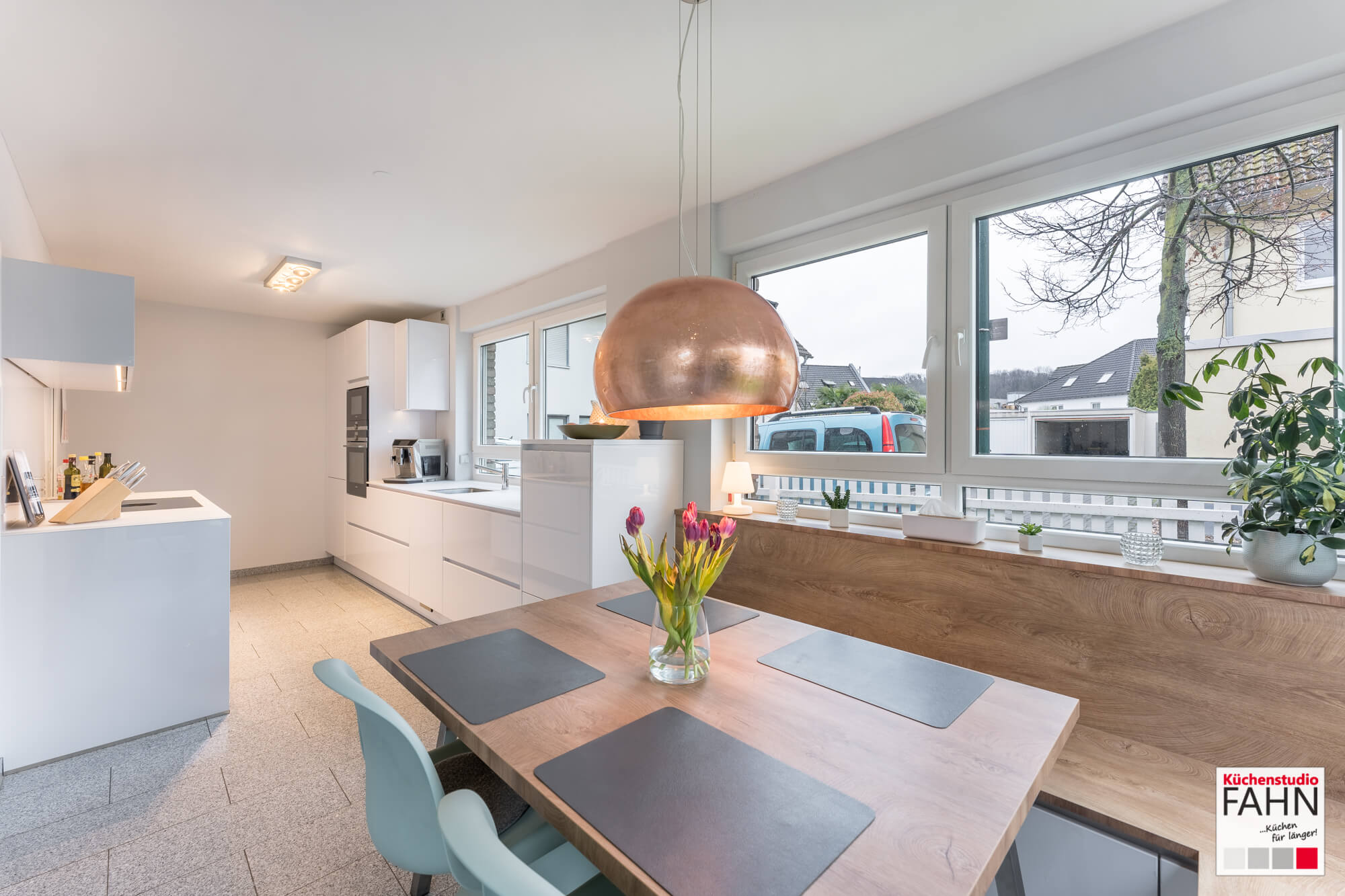 Häcker zweizeilige Designküche mit Essbereich