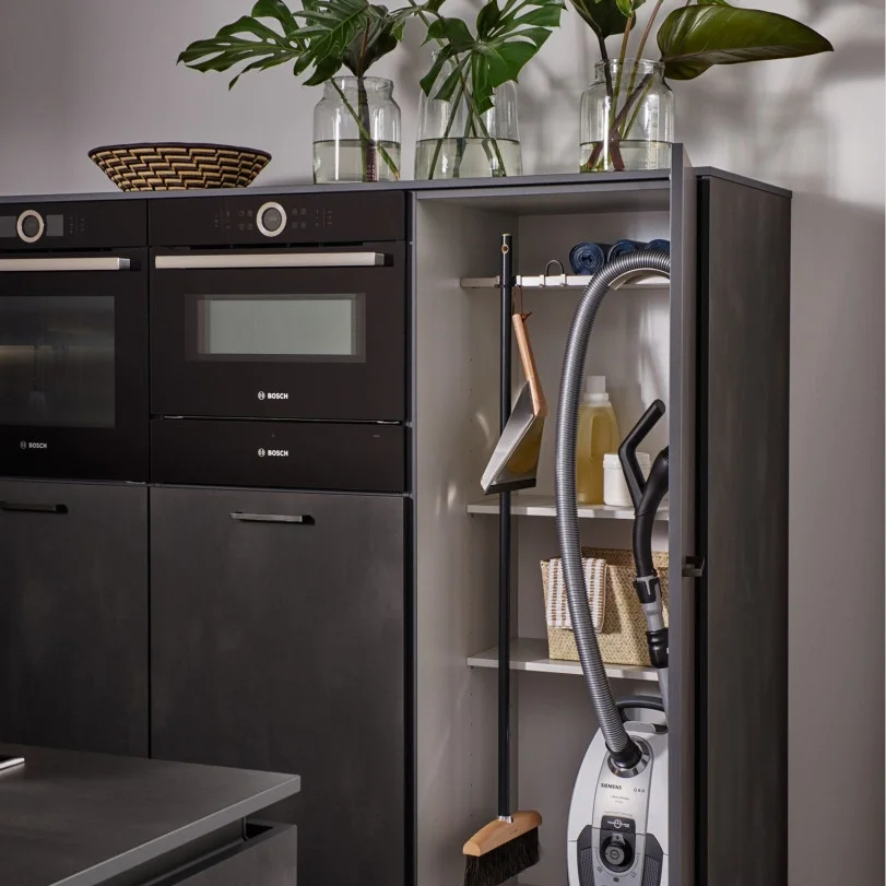 Leicht-Design-Inselkueche-Hochschrank