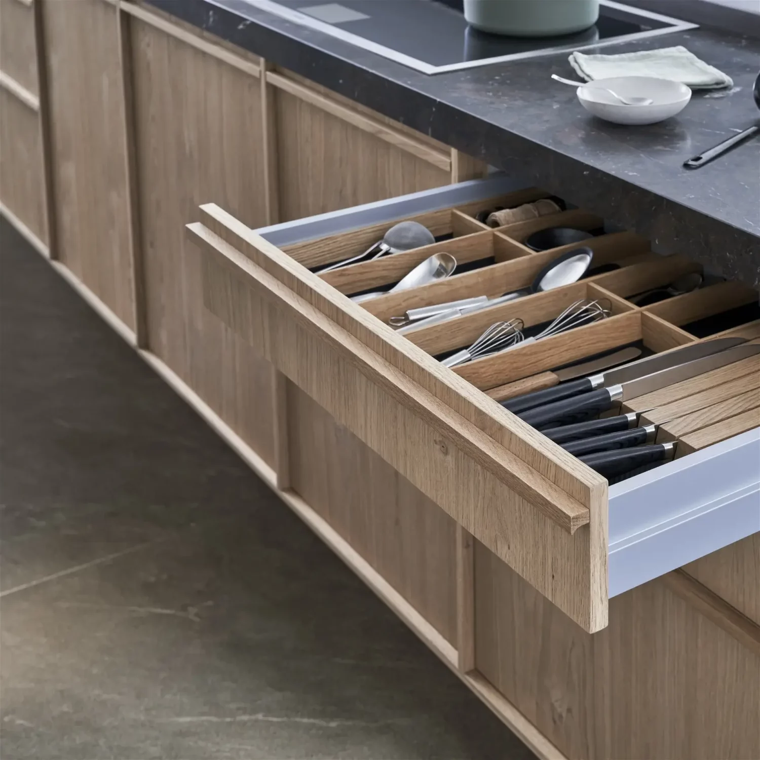 Leicht Design Inselküche Kyoto Massivholz Auszug Schublade