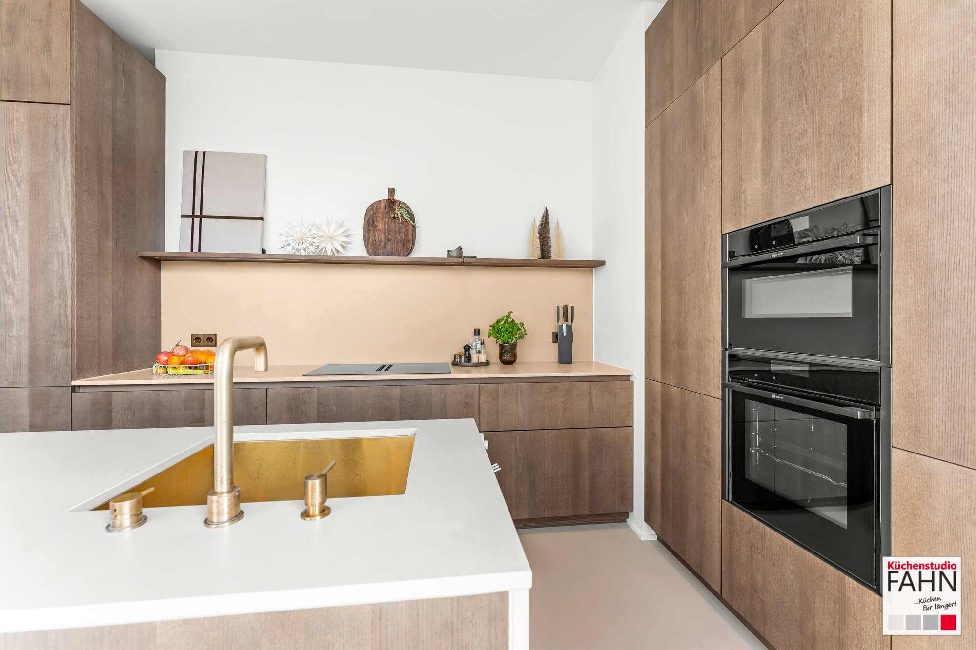Leicht Design Inselküche Topos Echtholz Furnier Backofen nah