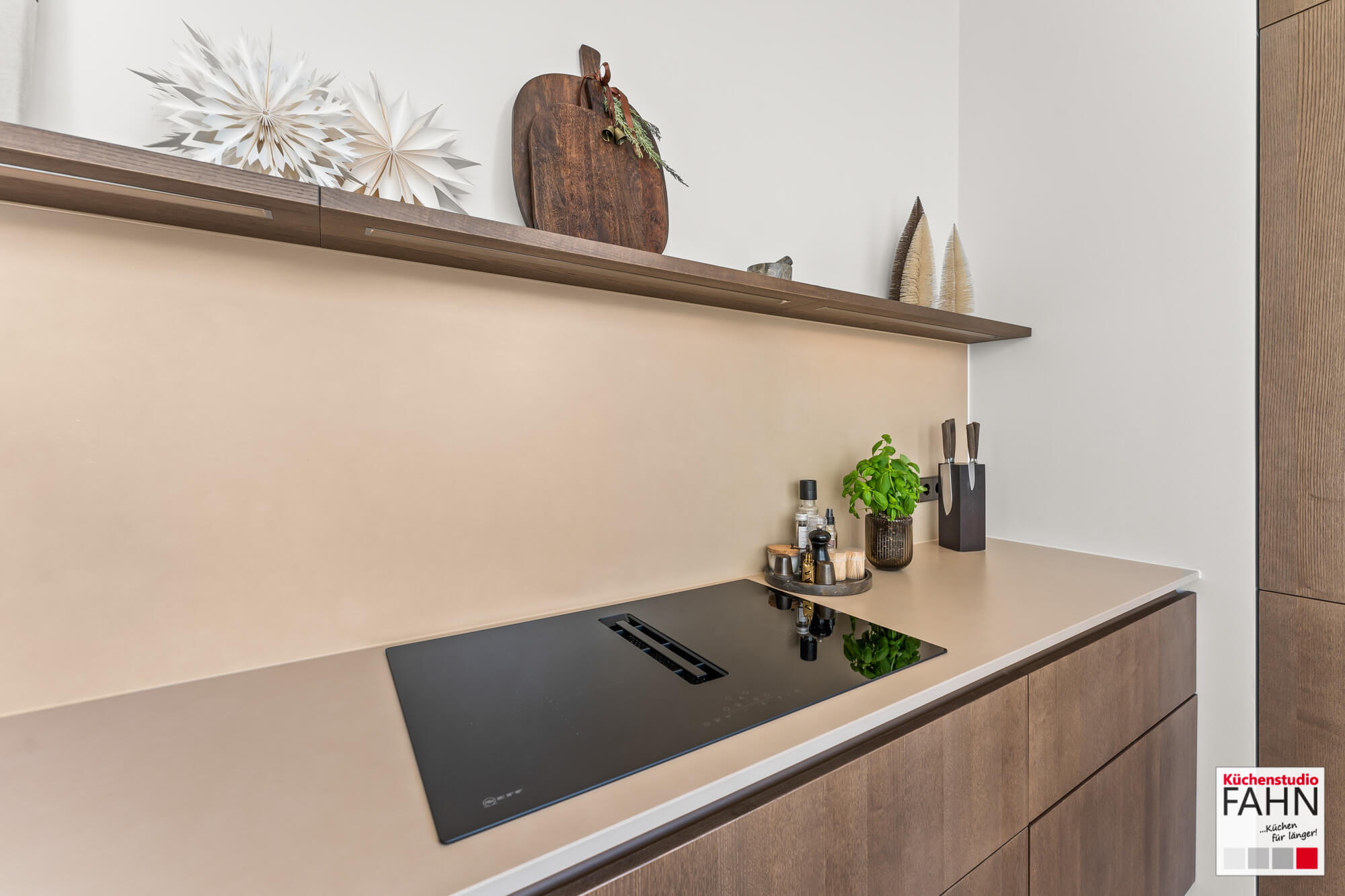 Leicht Design Inselküche Topos Echtholz Furnier Kochfeld mit Umfeld