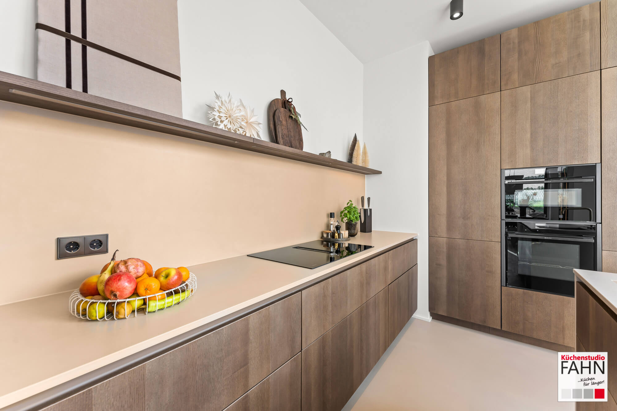 Leicht Design Inselküche Topos Echtholz Furnier Küchenzeile nah