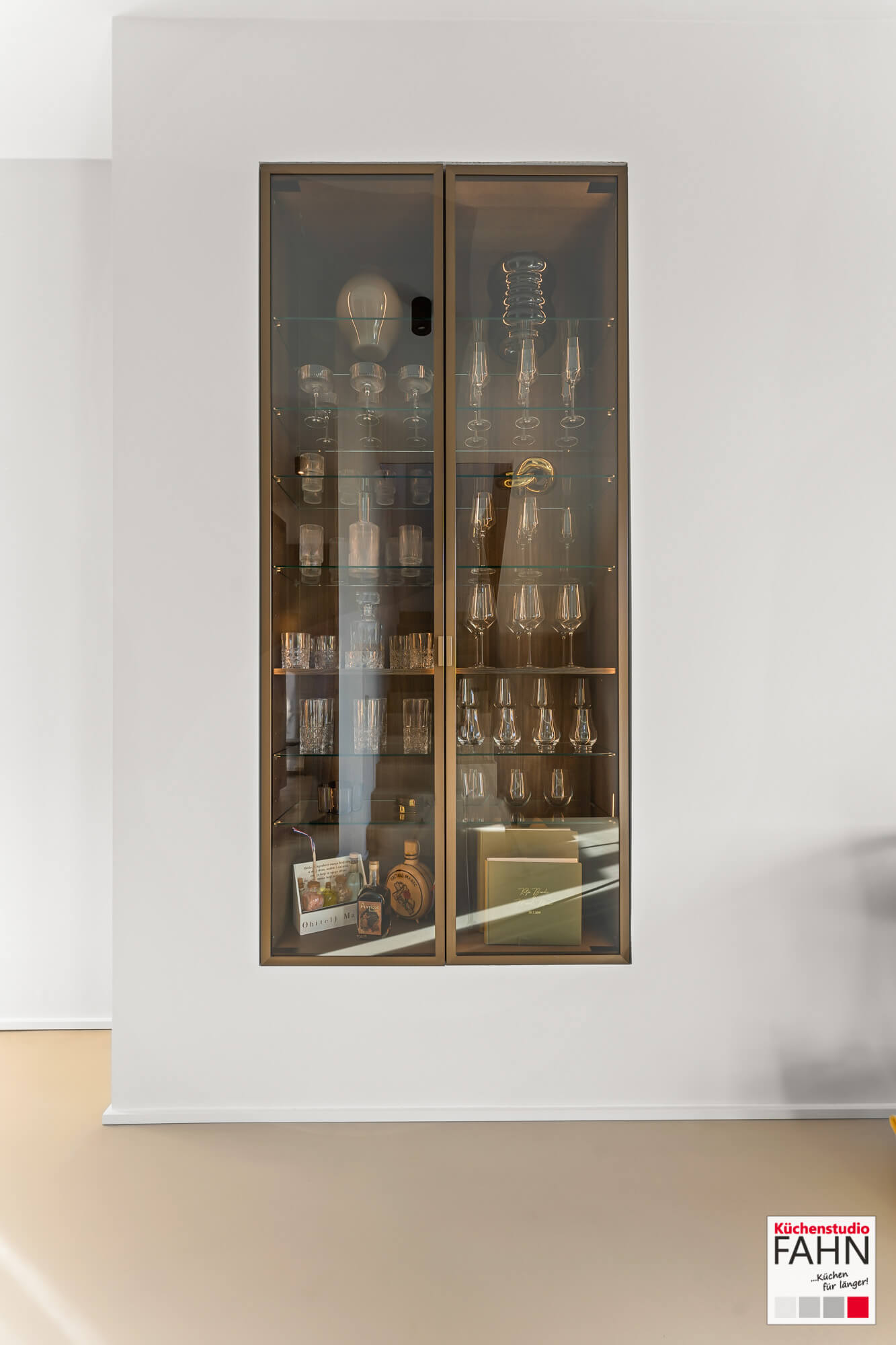 Leicht Design Inselküche Topos Echtholz Furnier Vitrine