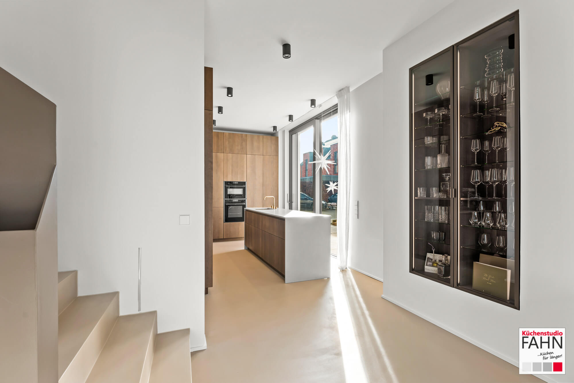 Leicht Design Inselküche Topos Echtholz Furnier Vitrinenschrank