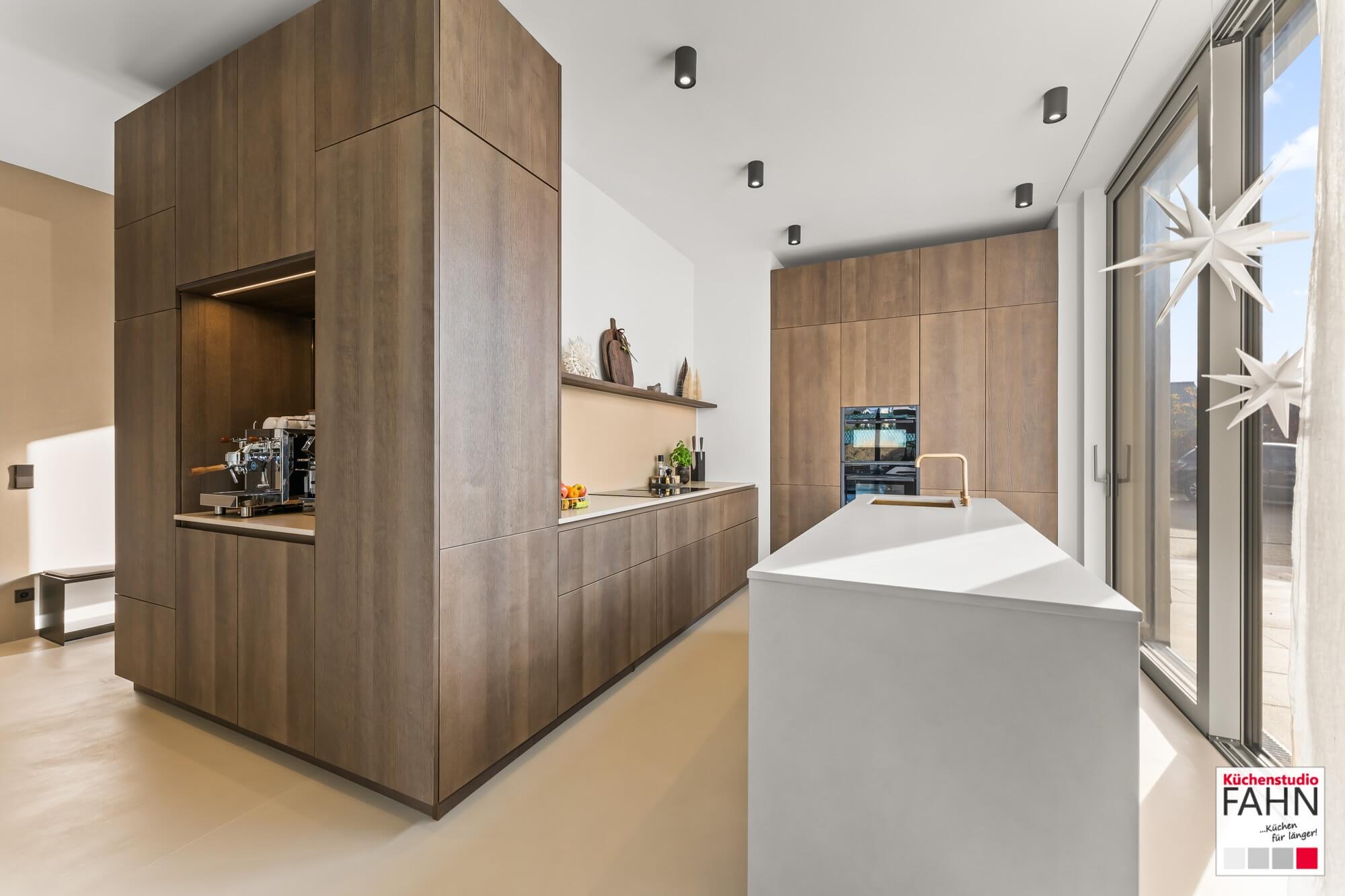 Leicht Design Inselküche Topos Echtholz Furnier Vitrinenschrank