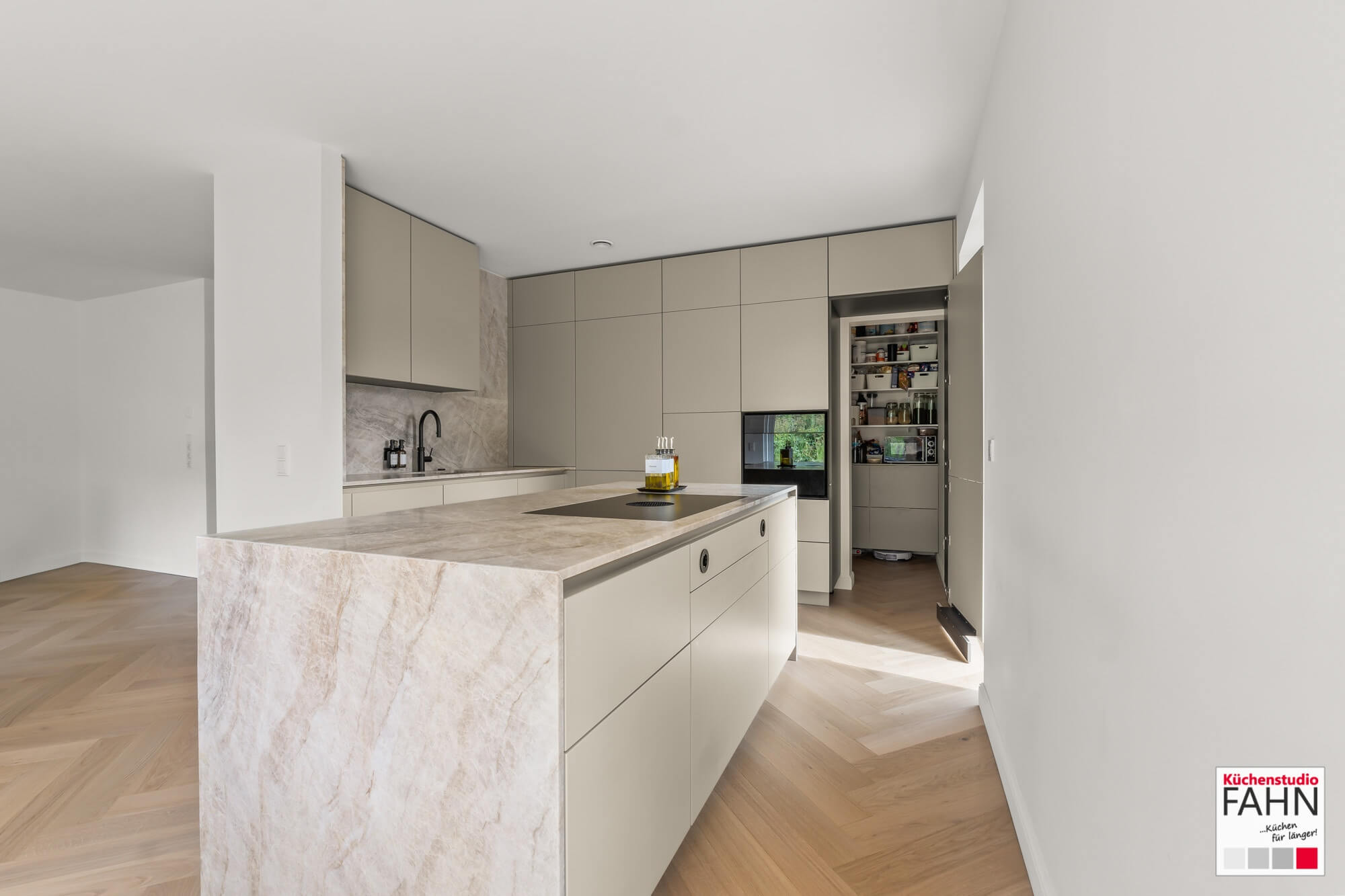 Leicht Design Inselküche Umbra HA fern