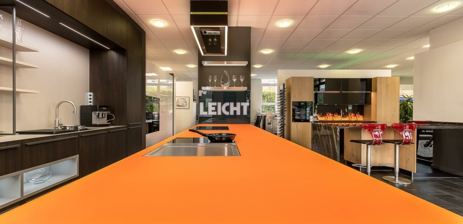 Leicht Design Inselküche mit Glasarbeitsplatte Orange