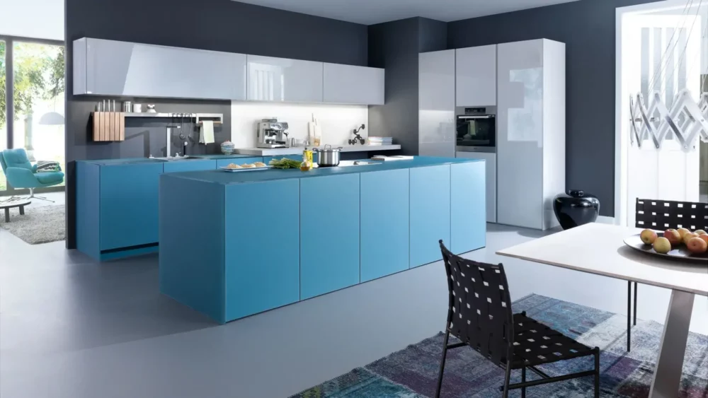 Leicht Designküche grifflos mit Insel Glasfront Blau
