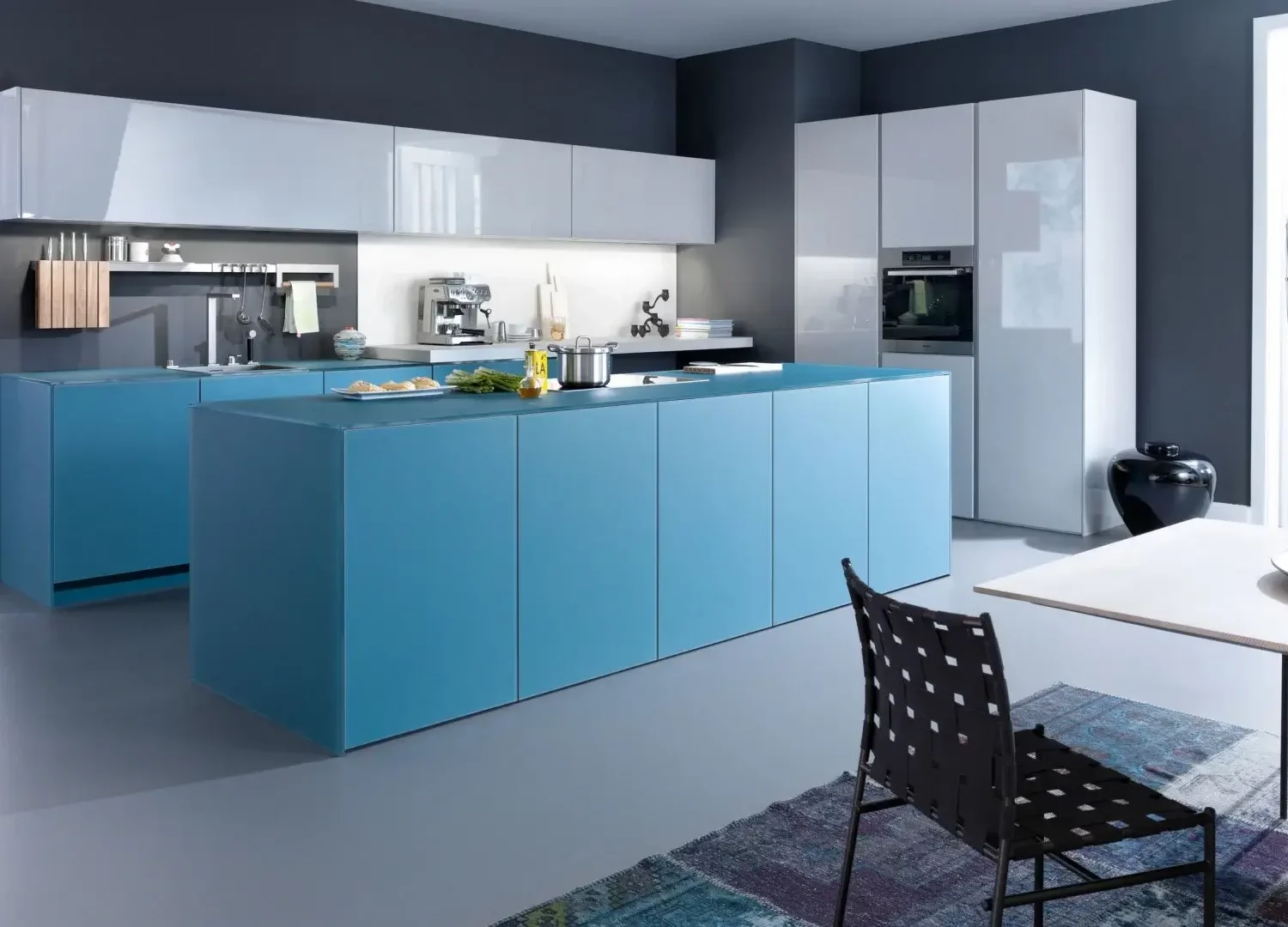Leicht Designküche grifflos mit Insel Glasfront Blau