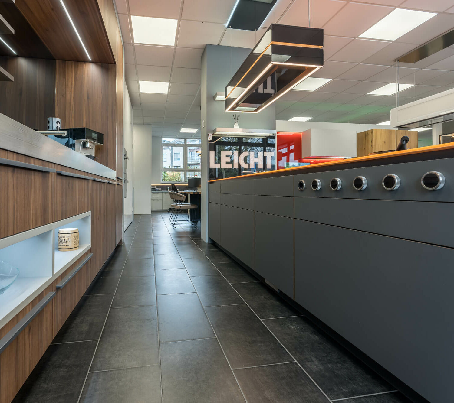 Leicht Design Inselküche synthia Nussbaum