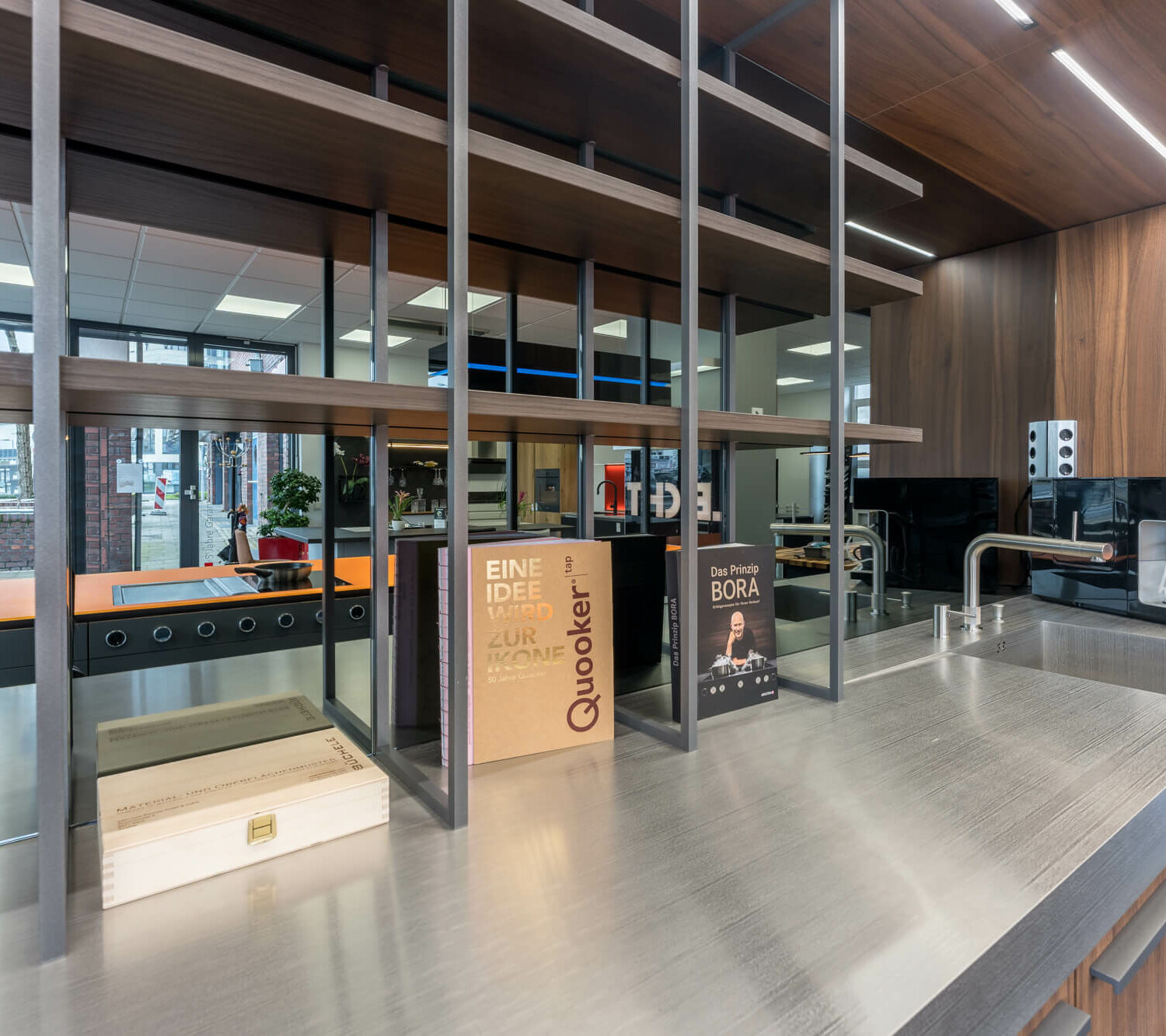 Leicht Designküche mit Arbeitsplatte Edelstahl Optik