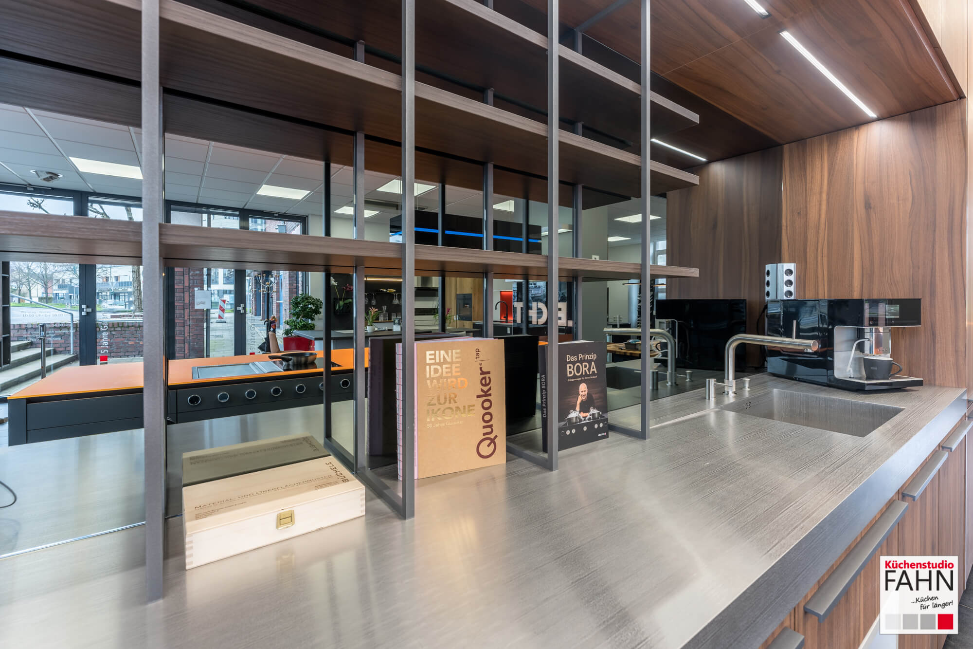 Leicht Designküche mit Arbeitsplatte Edelstahl Optik
