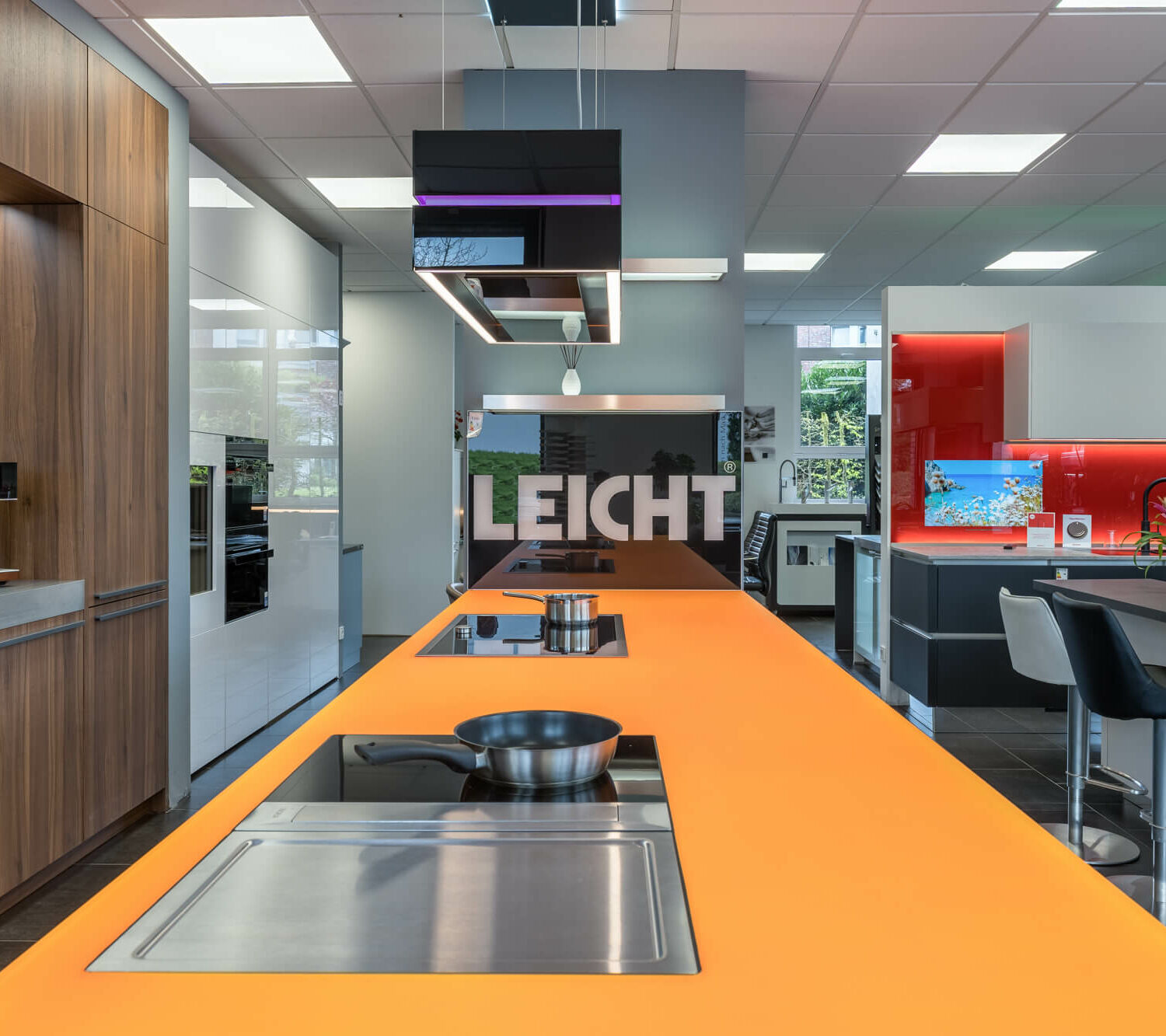 Leicht Designküche mit Glas Arbeitsplatte