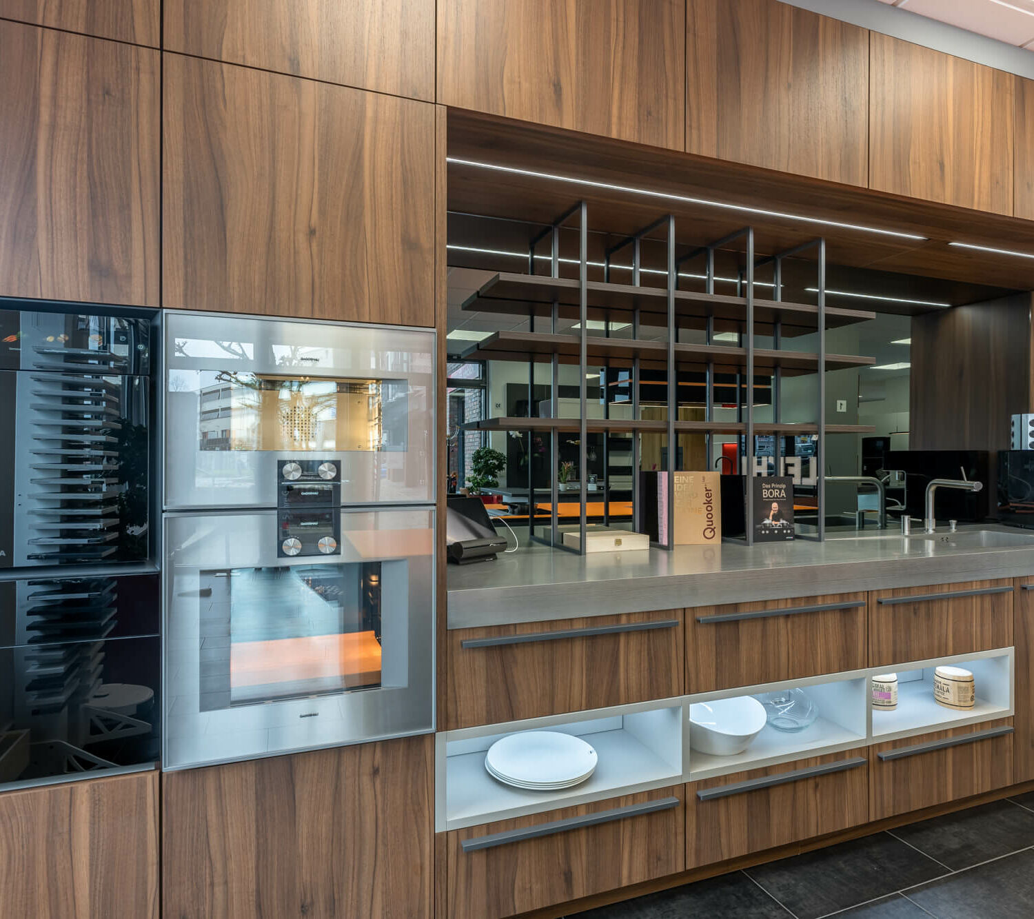 Leicht Designküche mit Hochschrank mit Gaggenau E-Geräten