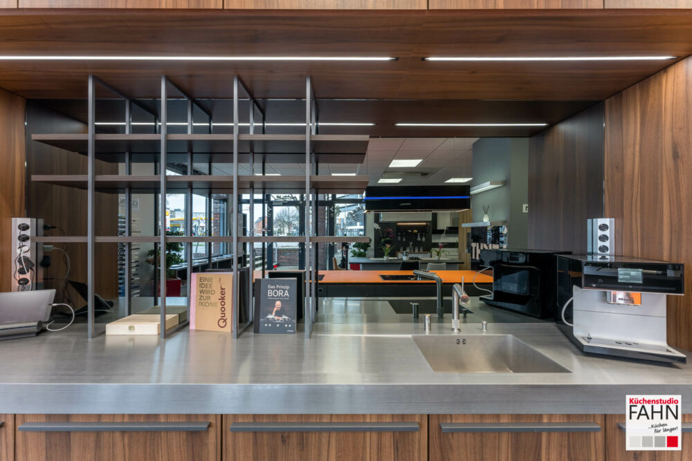 Leicht Designküche mit Insel und Glas Rückwand