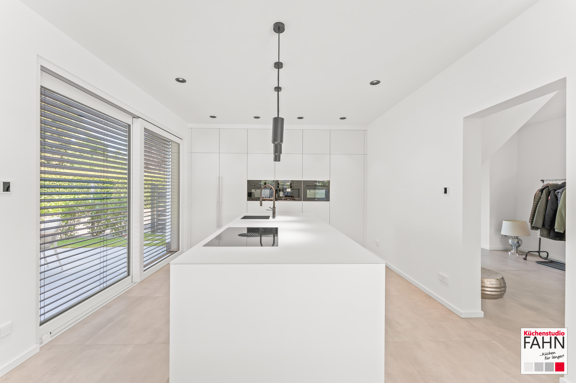 Leicht Designküche mit Insel weiß