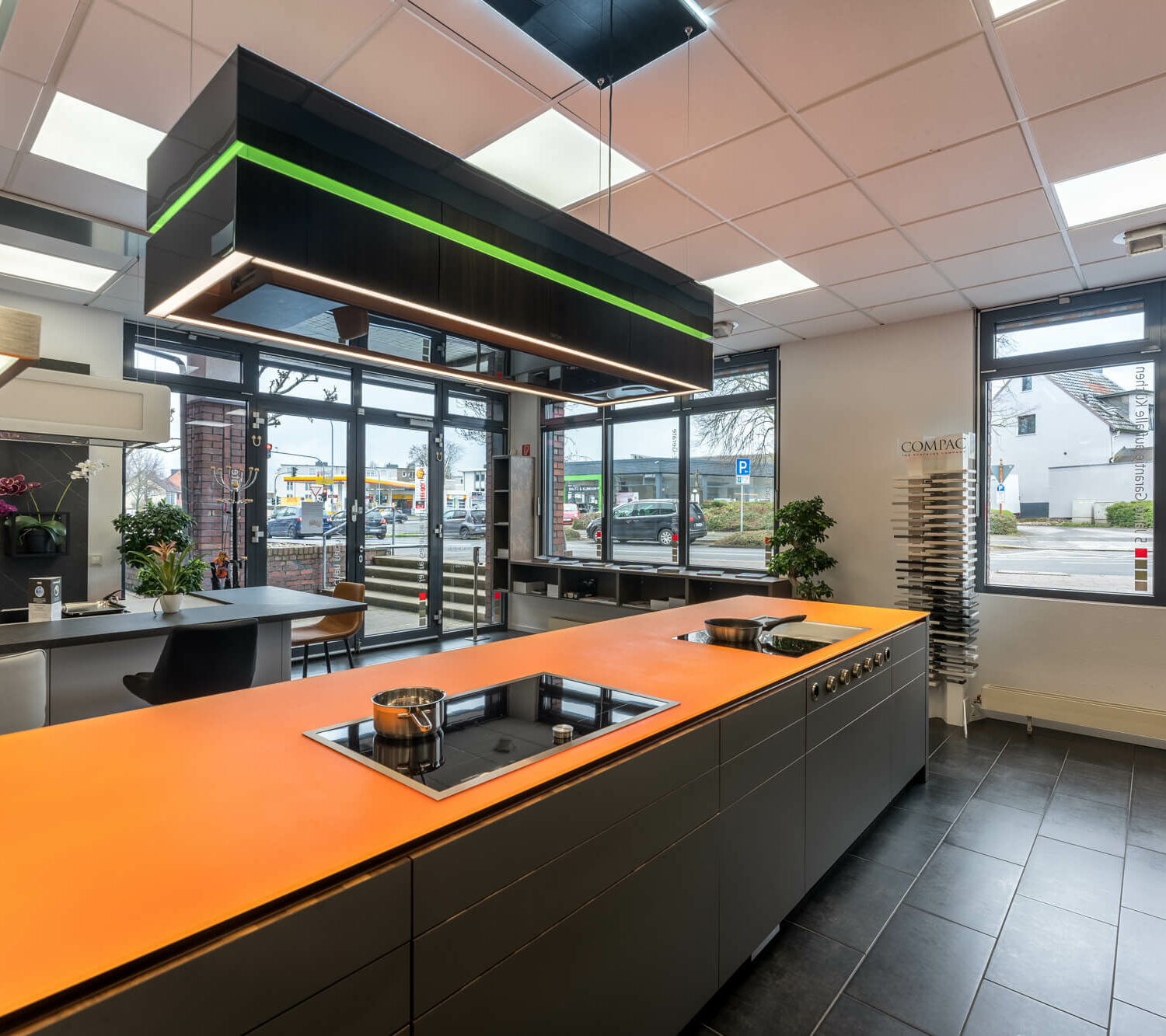 Leicht Designküche mit Kücheninsel und Elektrogeräten