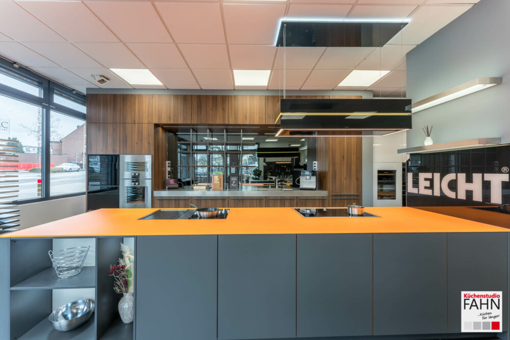 Leicht Designküche mit Kücheninsel und Hochschrank