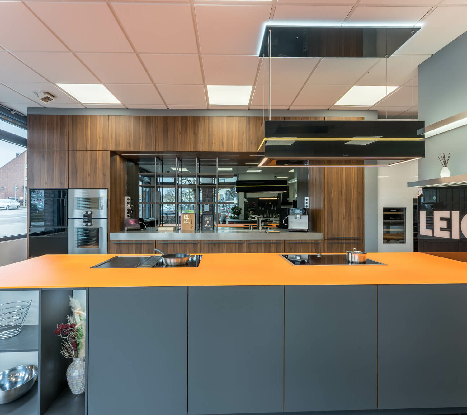Leicht Designküche mit Kücheninsel und Hochschrank