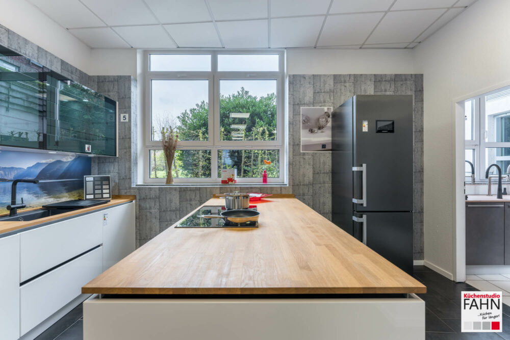 Nobilia Design Inselküche Lux weiß grifflos