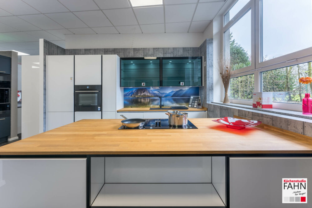 Nobilia Designküche Lux weiß grifflos mit Kücheninsel