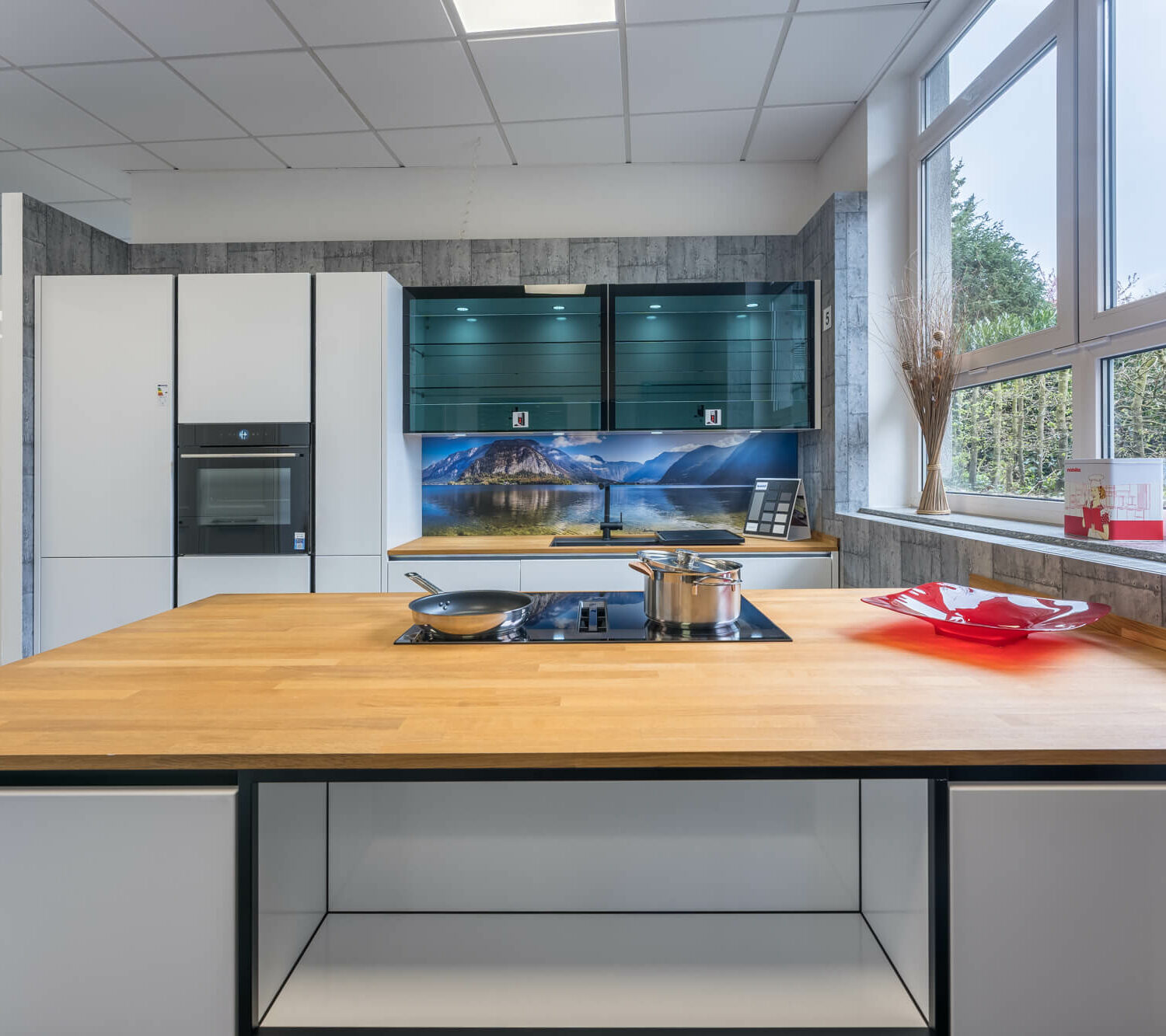 Nobilia Designküche Lux weiß grifflos mit Kücheninsel
