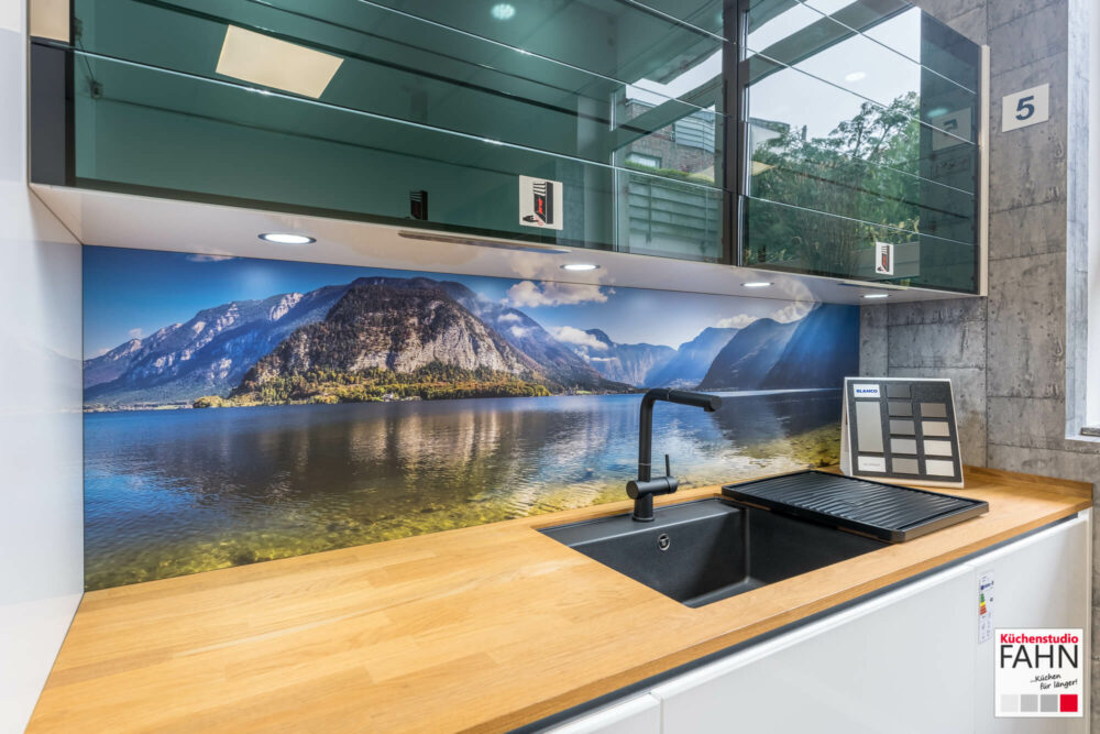 Nobilia Designküche mit Kücheninsel weiß mit Rückwand bedruckt