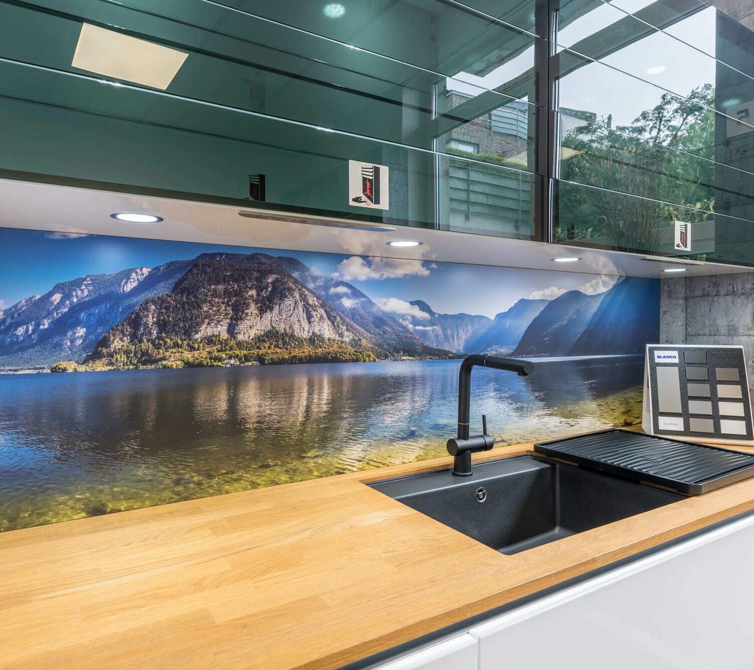 Nobilia Designküche mit Kücheninsel weiß mit Rückwand bedruckt