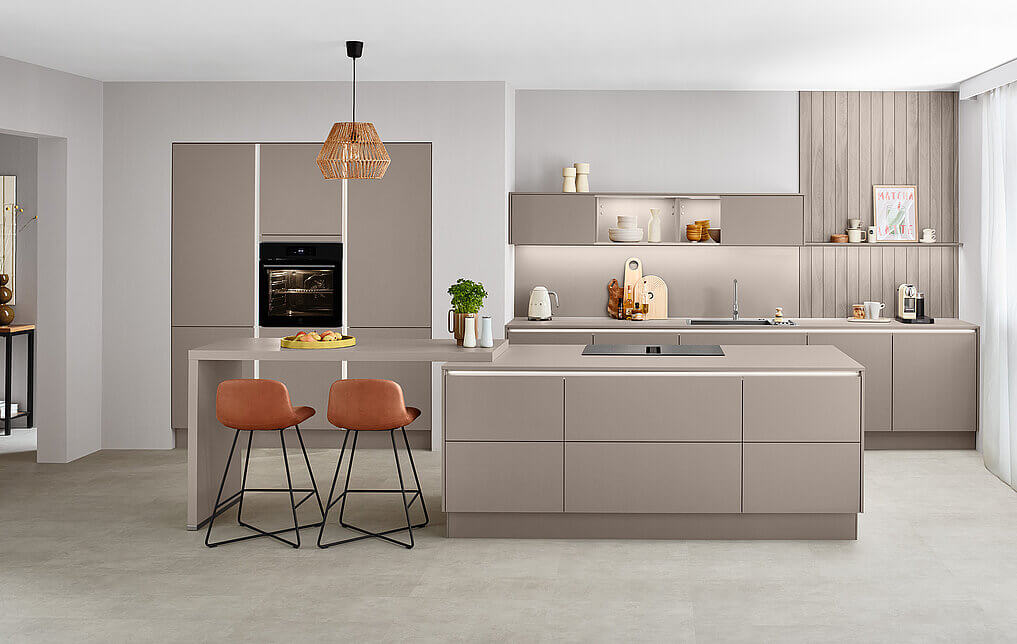 Nobilia-Moderne-Inselkueche-mit-Front-laser-412-macchiato