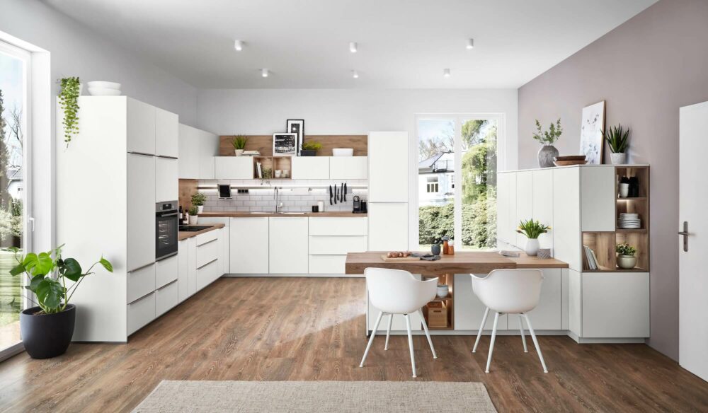 Nobilia moderne L-Küche mit Esstheke und Wandschrank