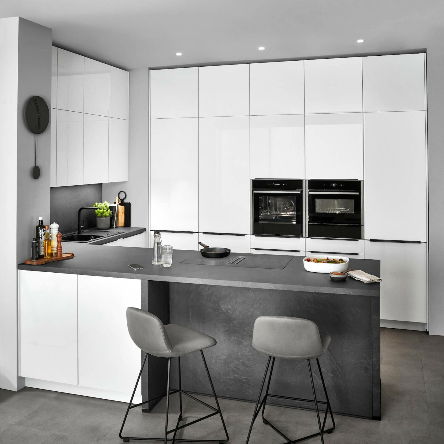 Nobilia moderne U-Küche hochglanz Lack weiß grau