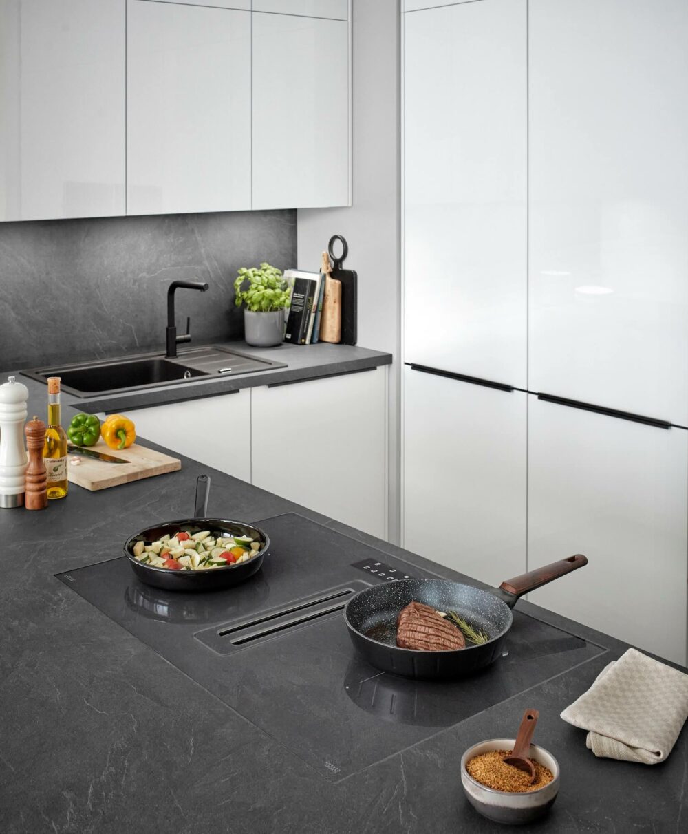 Nobilia moderne U-Küche weiß mit Xtra Hob Kochfeld