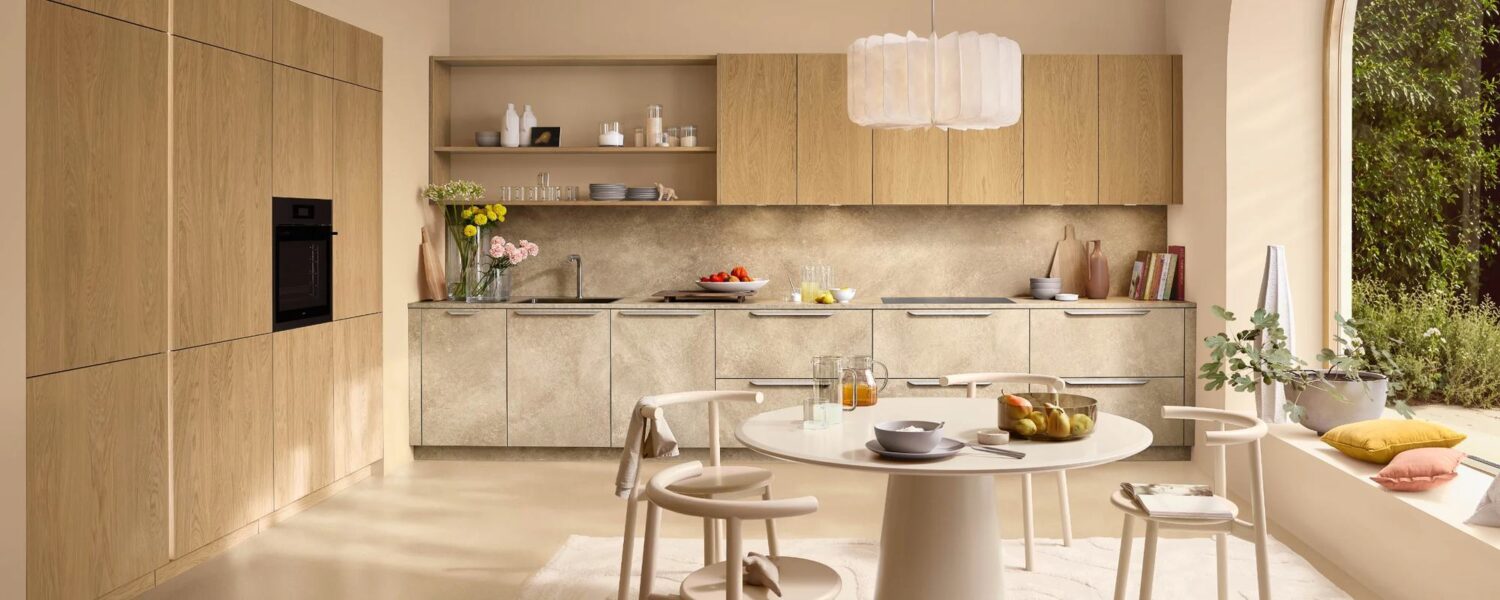 Nolte Neuheiten 2027: Küche PRIMO Eiche Crema mit STONE Sandstein Creme